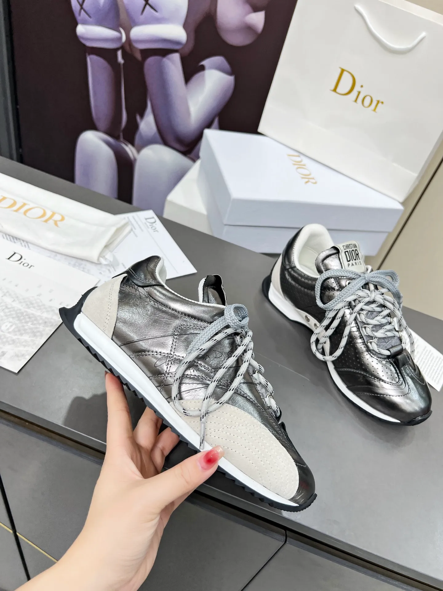 These silver men's shoes 💰580 D-Sketch sneakers are a new product of the 2025 spring and summer ready-to-wear series❤️‍🔥❤️‍🔥❤️‍🔥❤️‍🔥, highlighting the classic retro aesthetics. Crafted from gold-toned crinkled sheepskin and gold-toned laminated calfskin 🌹🌹🌹, it features beige suede calfskin panels and double laces. The side is decorated with a handwritten Christian Dior Men's Shoes 💰aris logo🎆🎆🎆, while the heel and tongue are embellished with Christian Dior Men's Shoes 💰aris logo panels and plaques. Paired with two-color thin rubber soles, they look more refined. Size: 35~41 (men’s model is currently available). Color: black, white, gold, silver.
